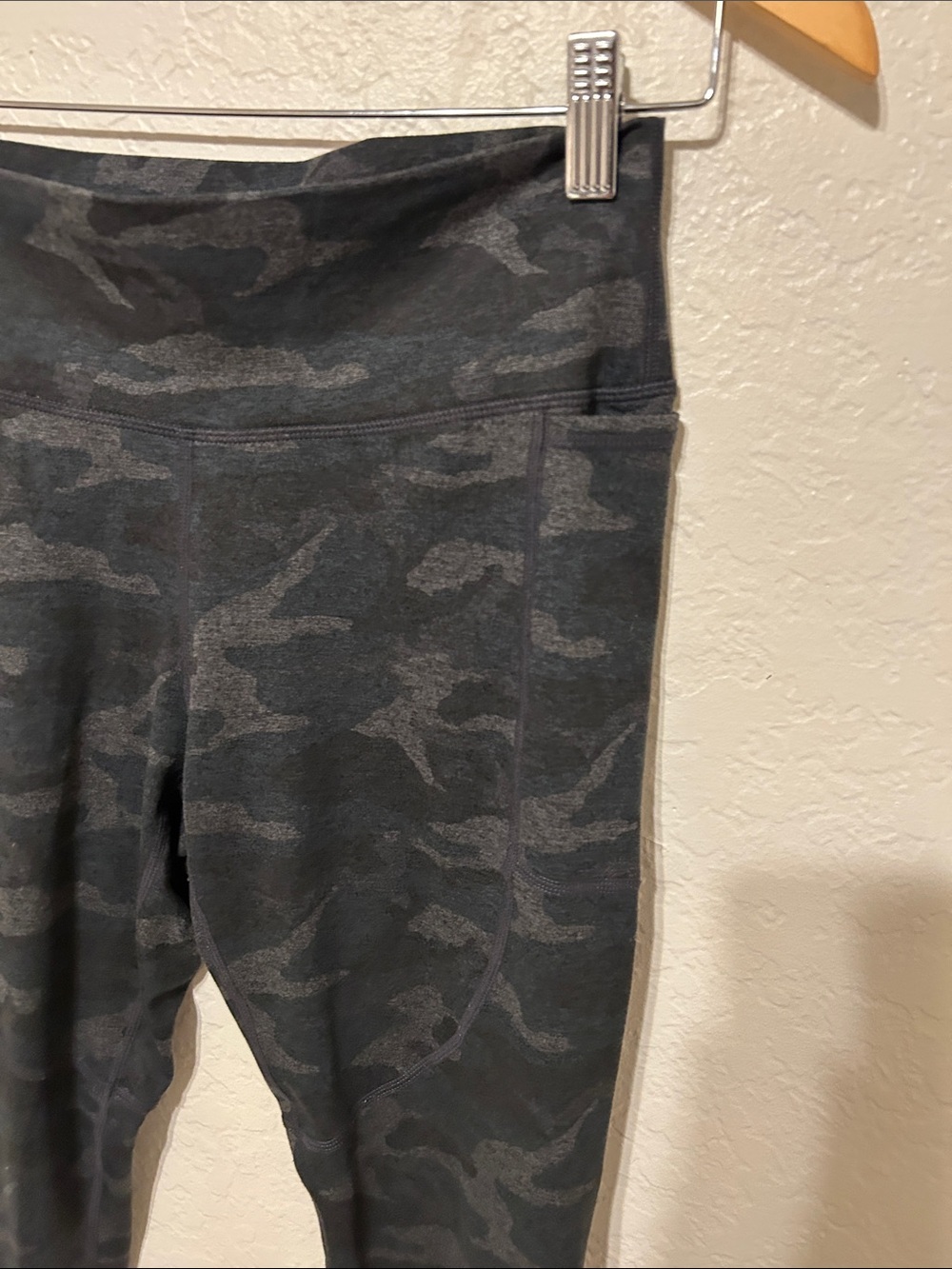 🍔VUORI high-Waist Black Camo elevation performance Leggings size M GUC - Picture 8 of 14
